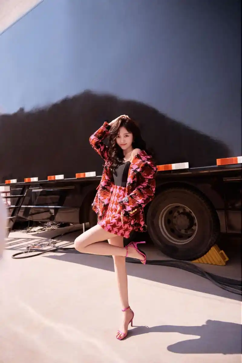 吴宣仪:瑰红色一字带高跟凉鞋