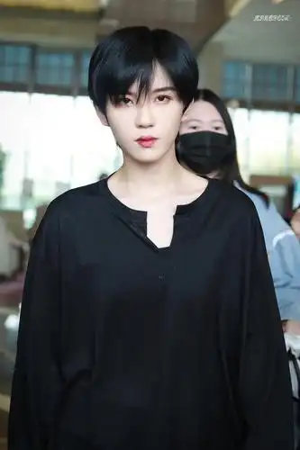 陆柯燃今日份上班路透 黑色衬衫锁骨杀