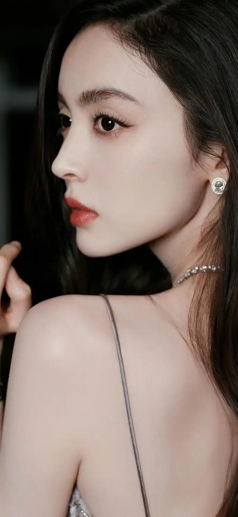 古力娜扎:娱乐圈中的美丽天使 古力娜扎,这位娱乐圈中的璀璨明星,以其