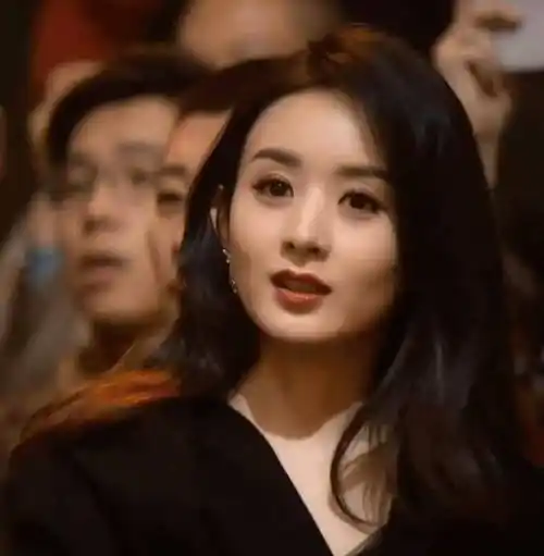 原创赵丽颖发照片圆圆的小脑袋配上毛茸茸的米奇帽子乍一看还以为是小