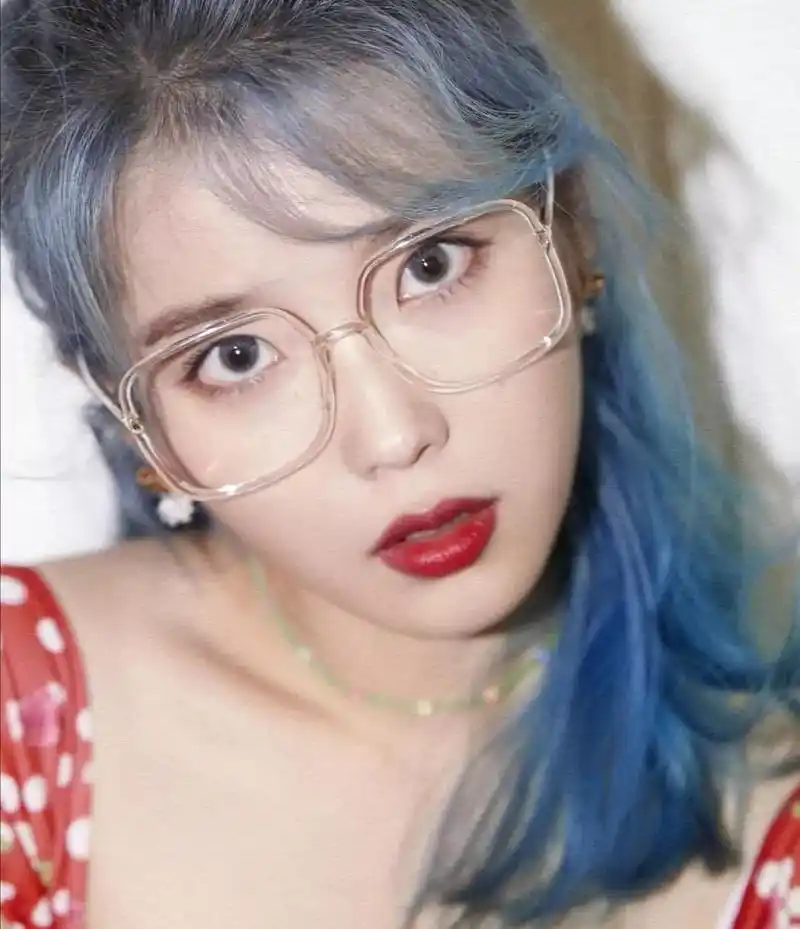 iu蓝发红裙,惹人怜爱_感性