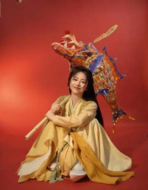 谭松韵古装逍遥 点一盏花灯,奔赴一场元「肖」盛会_网易订阅