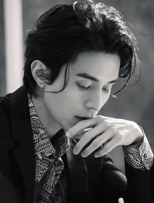 李栋旭2月刊大片,湿身浴缸,儒雅西装,温和针织,造型多变