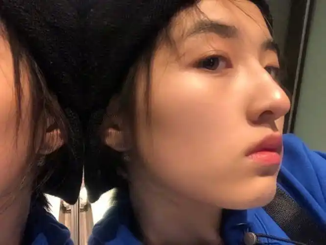 张子枫晒素颜自拍