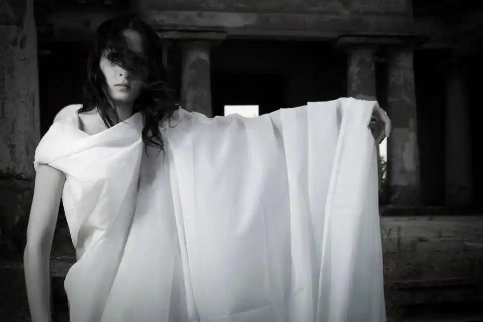 鬼魂的女孩,在古老的墓地上穿白衣服的漂亮女孩