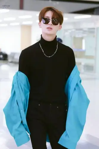 朱正廷首尔出发飞北京戴上墨镜装酷的乖小孩