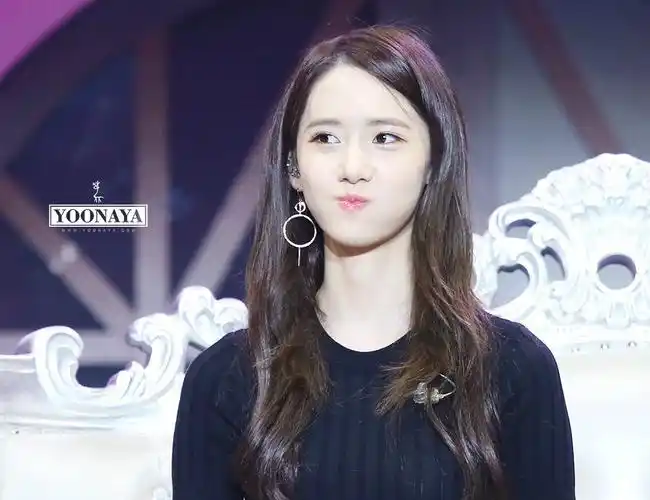 在舞台上,林允儿自信而优雅,展现出一种女神般的魅力.然而