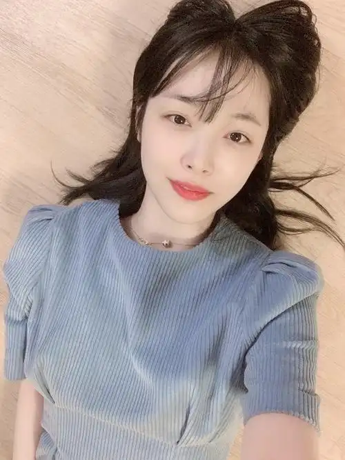 崔雪莉[超话] 雪莉最新ins私服更新,雾霾蓝短裙尽显温柔