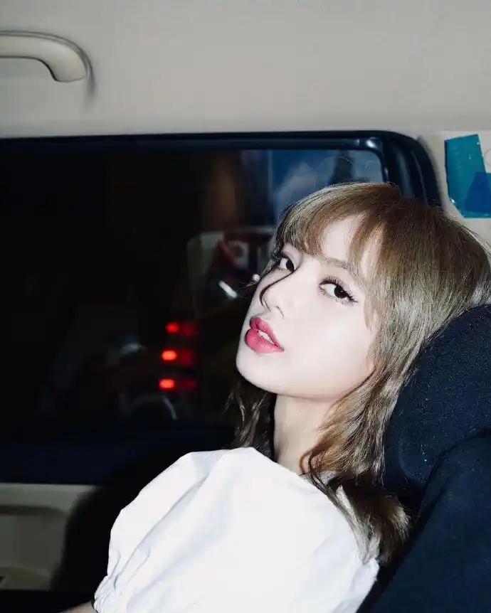 [blackpink][新闻]190607 昨日份的小卷发lisa,摇身变成小仙女!