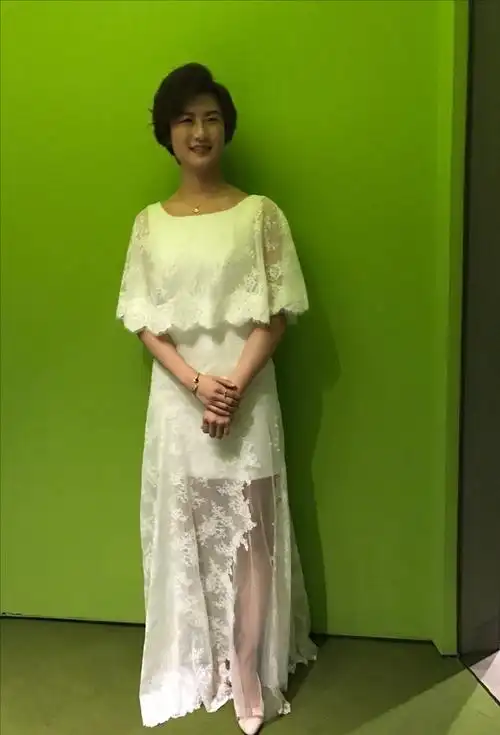 丁宁早年的白裙照气质凸显,一头短发身材苗条,手挽马龙郎才女貌