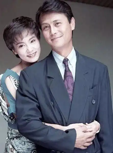 最臭名昭著的就是与刘雪华的恋情,两人恋爱多年并且未婚先孕,刘德凯去