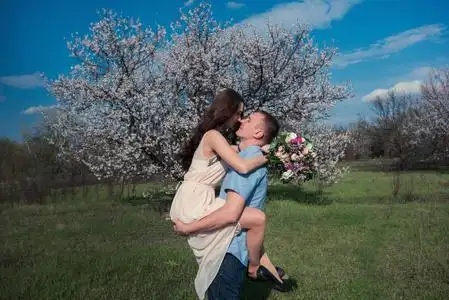 桃李满园她盛开春满园的怀里抱着一个幸福的女人的男人照片