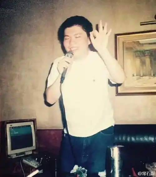 很多年前,常石磊坐在教室里,把音响对着楼下操场.