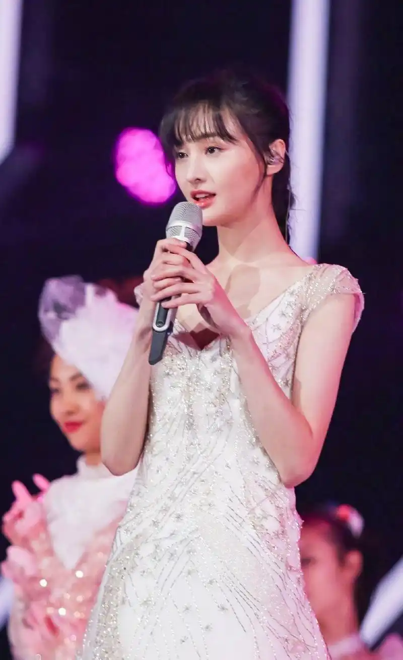 郑爽彩排生图出炉,你觉得她的状态怎么样?