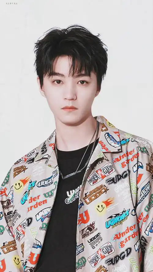 王俊凯最新时尚大片96 卡其色休闲穿搭