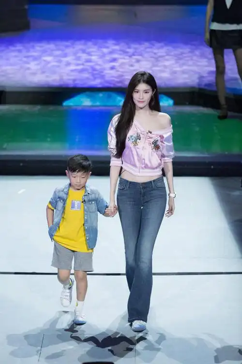 何穗不好好穿衣服 与林志玲见面先比身高(组图)