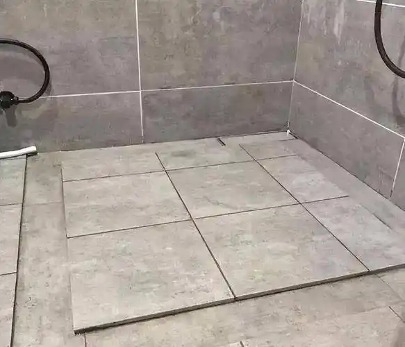 不听劝阻,老公执意卫生间地面做"拉槽"!入住后,发现我错了