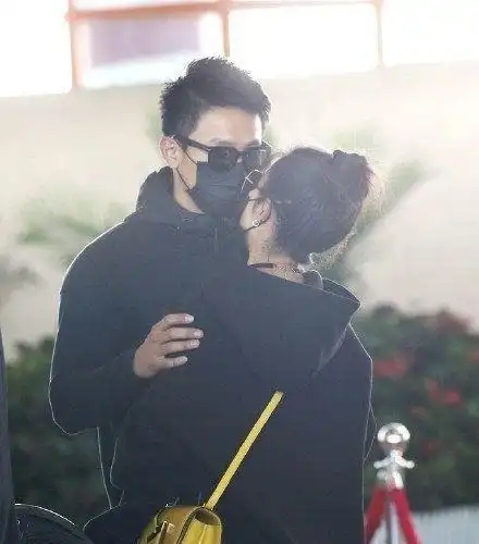 李冰冰分手了,曾与小16岁的男友海边穿泳衣练瑜伽