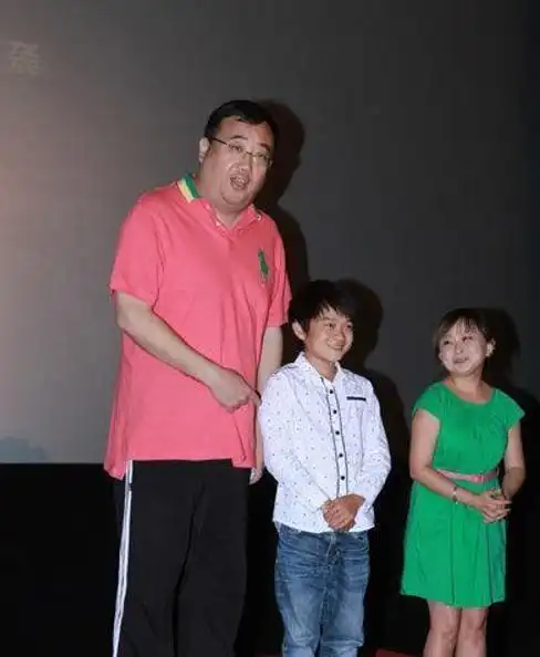 秦学士在侏儒的阴影下成长娶身高1米28的朱洁婚后当成宝