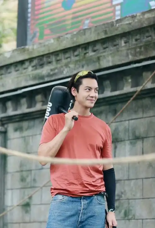 许我耀眼阵容官宣##赵露思陈伟霆新剧设定##许我耀眼