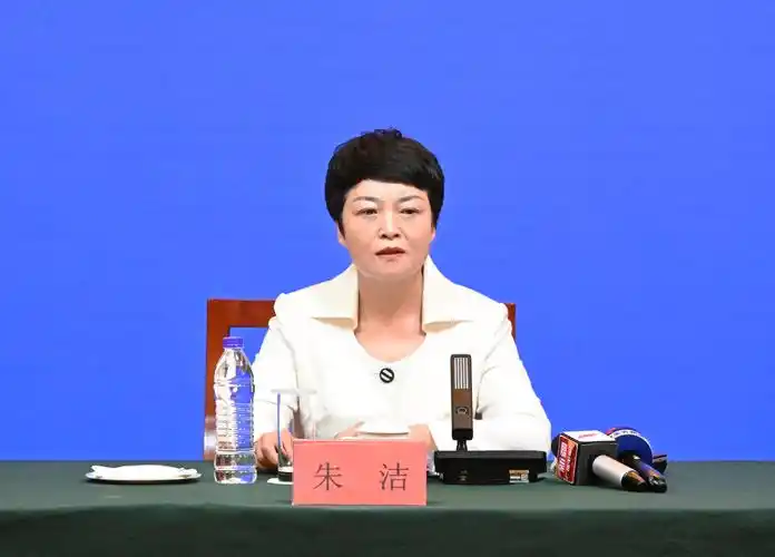 下面,首先请自治区财政厅党组成员,副厅长朱洁女士作介绍.