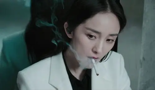 杨幂《刺杀小说家》剧中抽烟姿势a爆!_第一黄金网