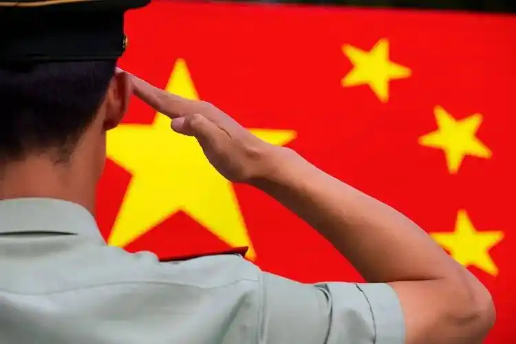 武警官兵重温军人誓词,唱响红色歌曲等活动我与国旗同框,向国旗敬礼