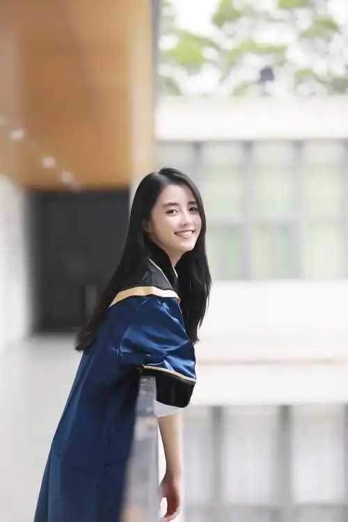 这个夏天,即将毕业的章乐韵,穿上了学士服