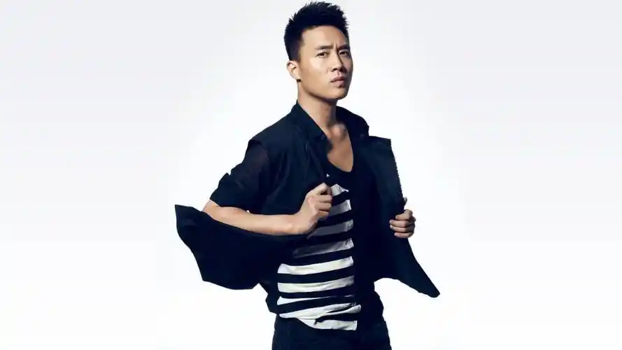 世界上,真的会有那么一个人默默关注着你,疼爱着你,却永远不再靠近你.