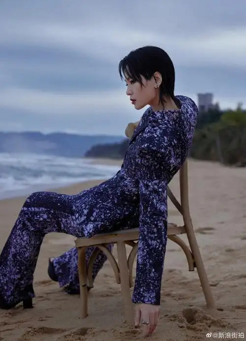 周笔畅泼墨西装造型##周笔畅海边情绪大片