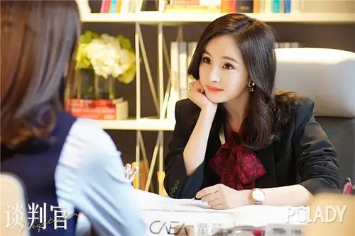谈判官杨幂已上线新年换新貌得学她