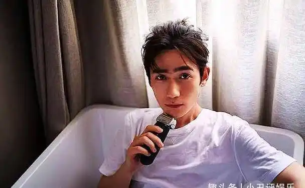 朱一龙回母校探望被保安拦下,知道他来以后,整个校园沸腾了!