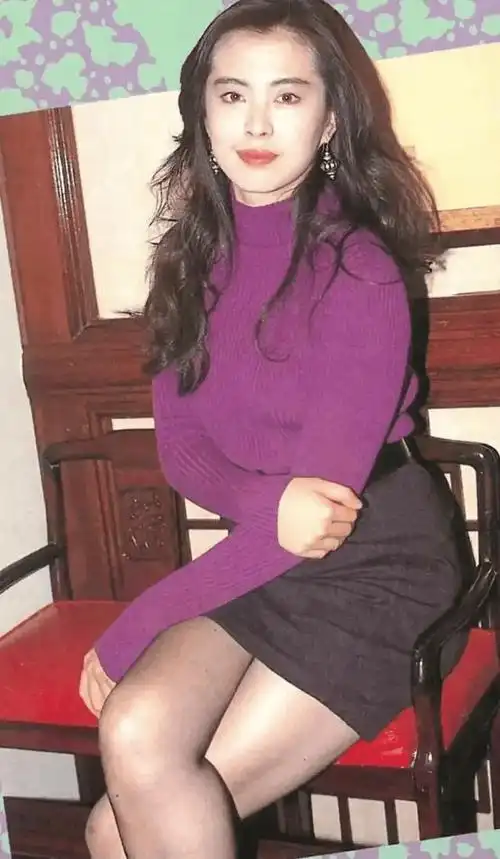 55岁王祖贤近照罕见曝光,身披僧袍虔心念佛,脸部浮肿疑整容失败_照片