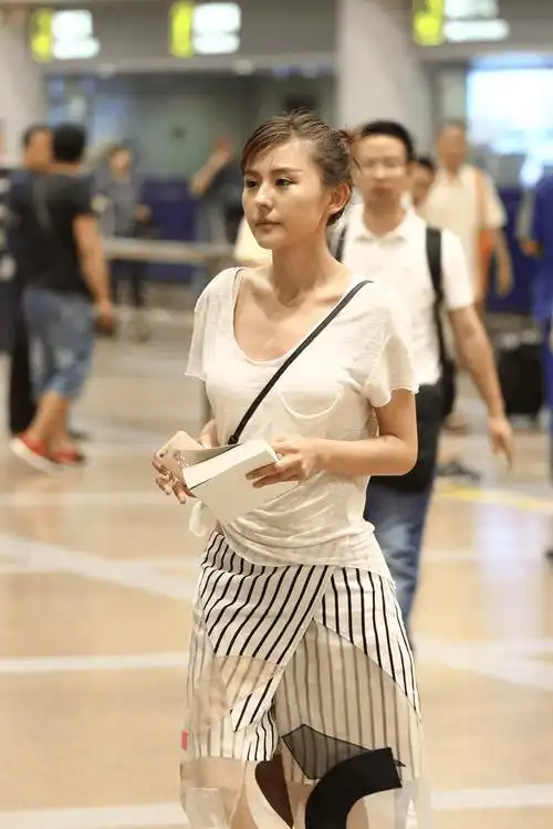 女演员热依扎因为在机场穿了件嫩黄色吊带引起了职业生涯上前所热依扎