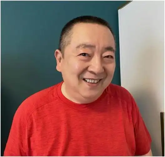 前央视主持人董浩:64岁穿着低调似农民,住乡下小破屋吃面条