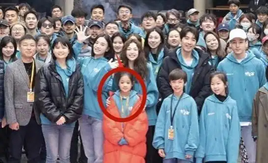 是一名摄影师,两人于2012年底闪婚,2013年2人的女儿出生,小名叫快快