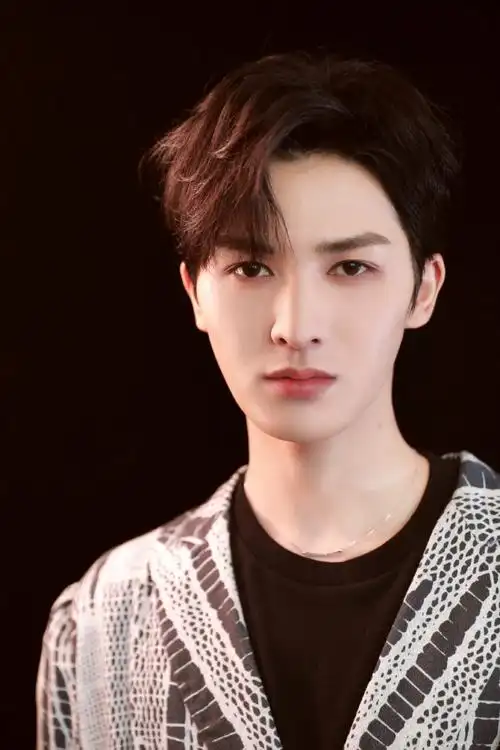 朱正廷急先锋#黑白印花连体裤搭配不规则腰封酷飒有型 帅气出街今天