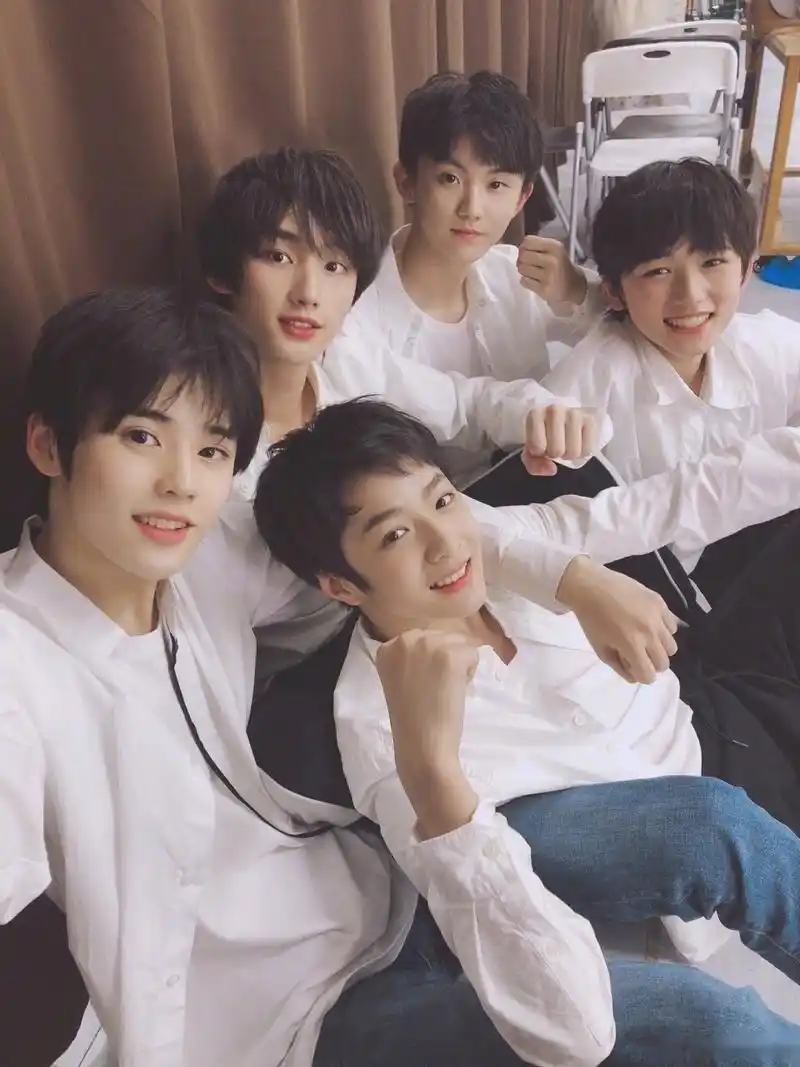 大家好,我们是tyt台风少年团!