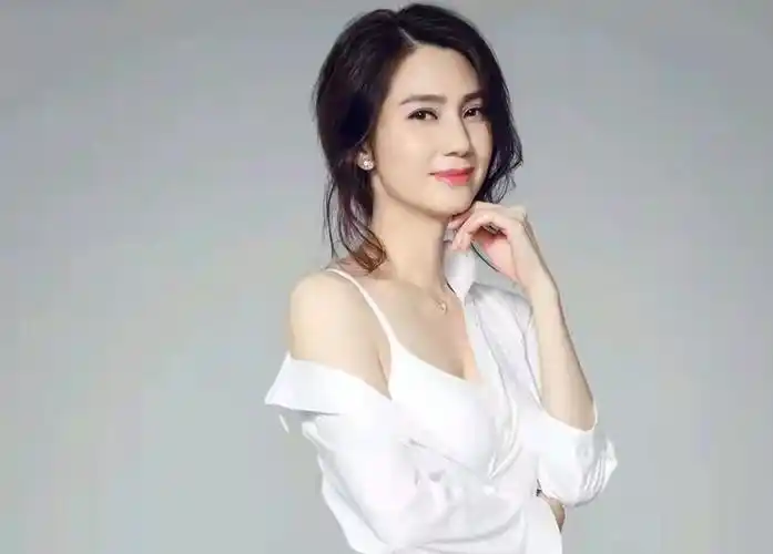 洪欣近照曝光,现身县城商演,唱歌跑调惹网友吐槽插图9