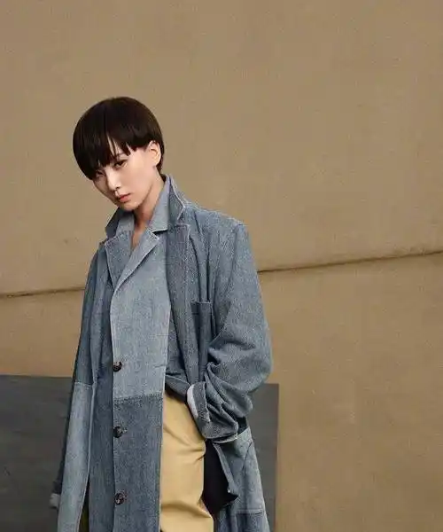 刘诗诗短发大片俏皮又英俊,衬衫配半身裙尽显优雅气质,又柔又拽_样式