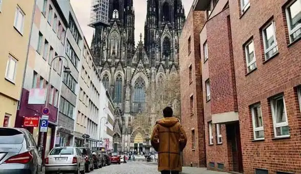 周董又送情头了,模仿昆凌打卡拍照,周三岁上线