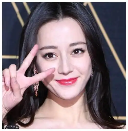 当红女星大头照迪丽热巴脸上凹凸最美的还是关晓彤