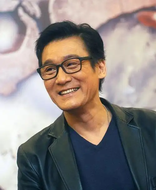 梁家辉:最年轻的影帝,出道即巅峰却遭封杀,曾摆地摊度日