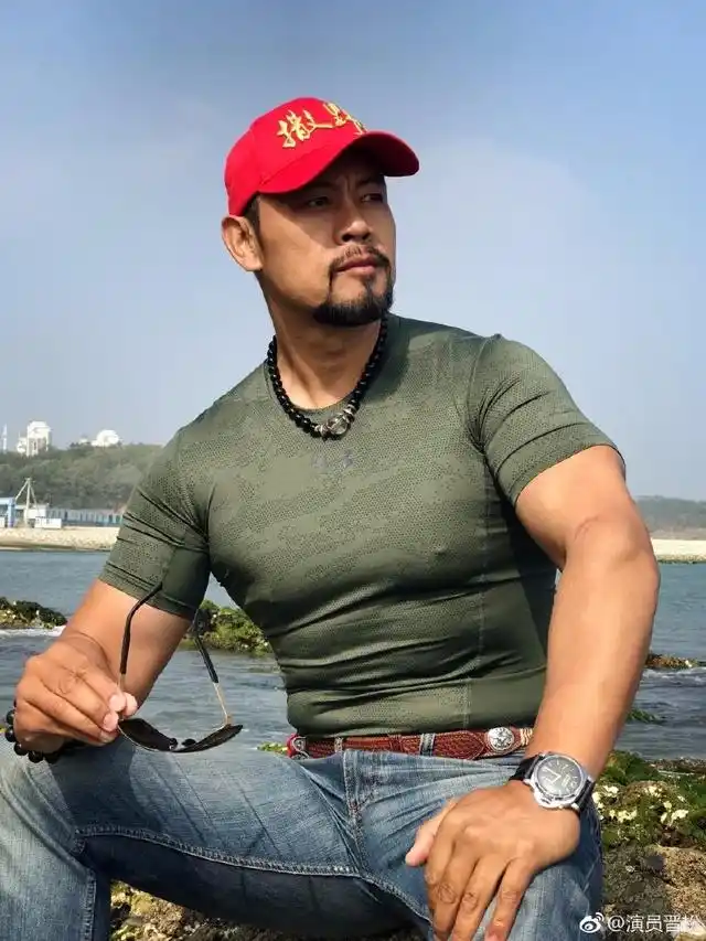 这张是晋松最经典的照片了,肌肉赶超老外,中国版公认强森!