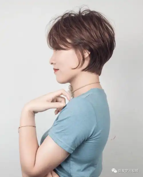 鬓角带个"弯"简单的一个造型,短发发型搭配上鬓角带个"弯"的设计,轻松