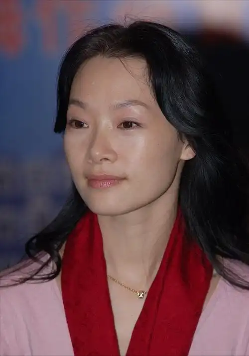 吕薇气质也太好了,素颜只涂唇蜜好清纯,纯色穿搭也挡不住优雅