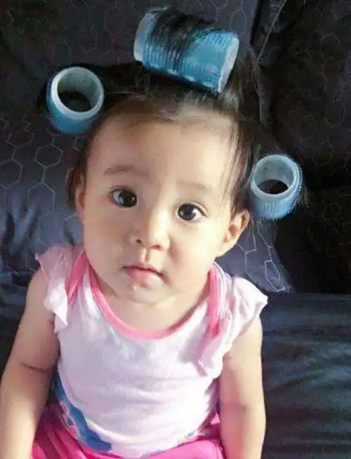 林心如罕见晒女儿近照,2岁小海豚戴千元手表!