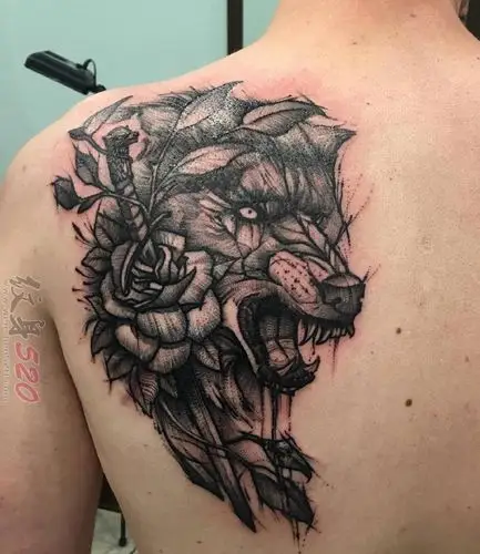 男生后背上黑色点刺简单抽象线条花卉和狼纹身图片