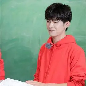 易烊千玺更新打篮球日常,元气少年超帅气