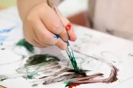 艺术手指抱着流苏儿童教育的概念思想幼儿期创造性学习学校童年技能